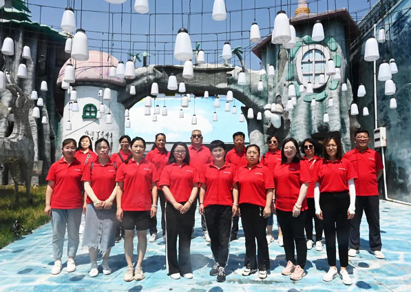 成功集团组织优秀女员工开展“潞绸之乡·寻梦童话小镇“主题活动